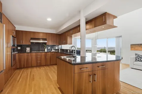 55 Hampton Oval New Rochelle NY 10805