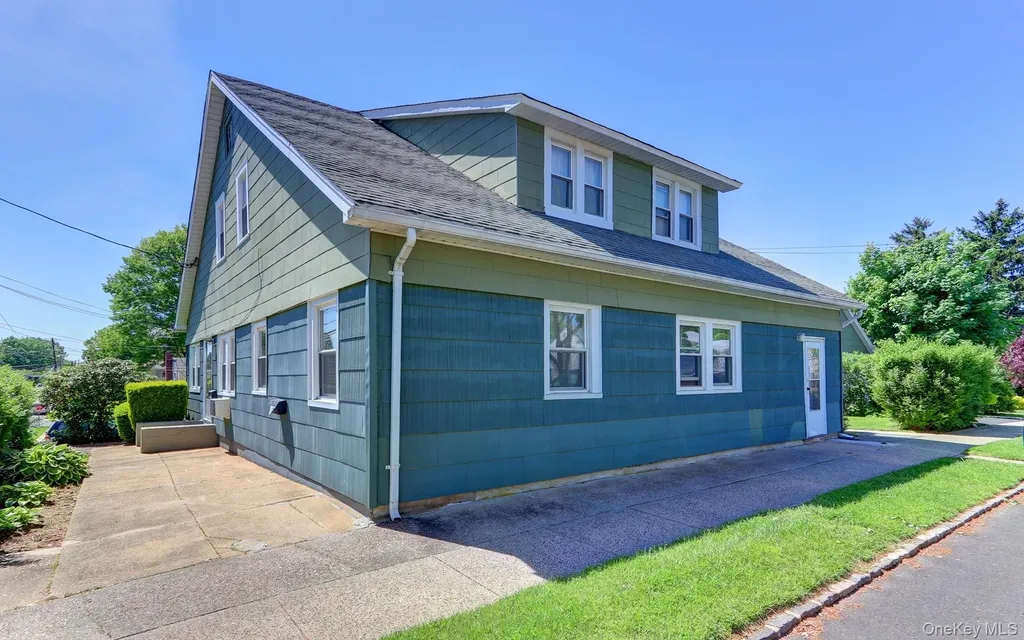 54 Mckinley Avenue Albertson NY 11507