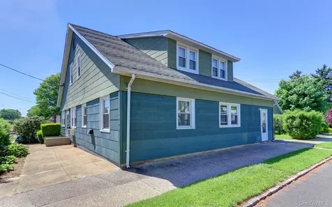 54 Mckinley Avenue Albertson NY 11507
