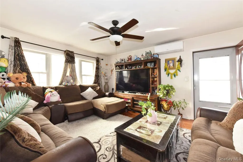 542 East Meadow Hempstead NY 11554