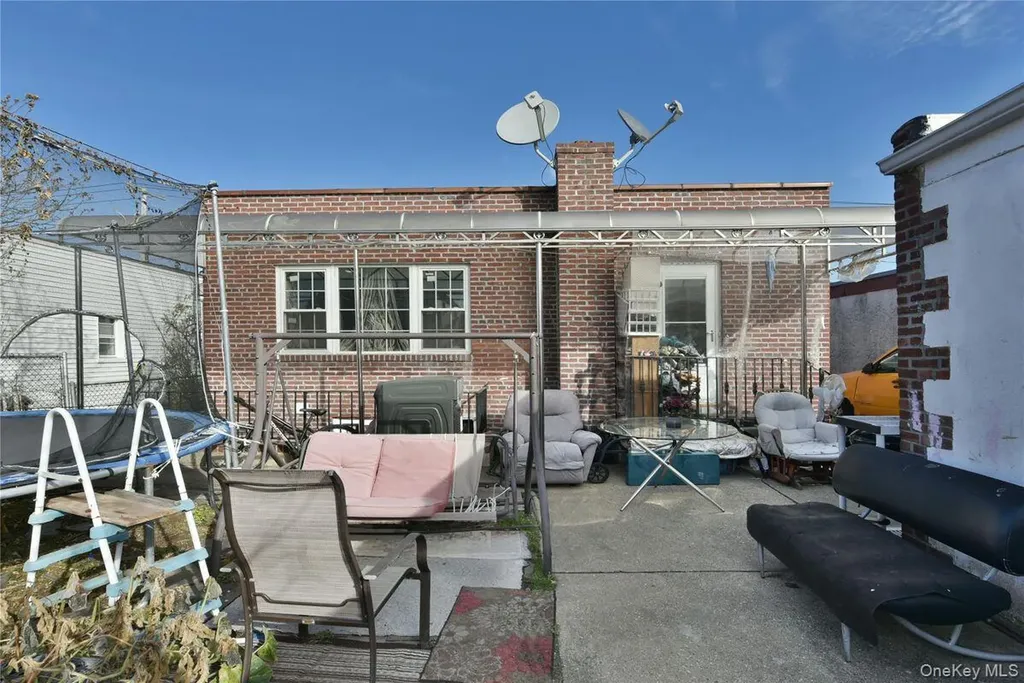 542 East Meadow Hempstead NY 11554