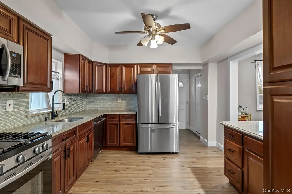 364 S Broadway Lindenhurst NY 11757