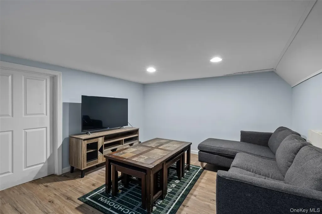 364 S Broadway Lindenhurst NY 11757