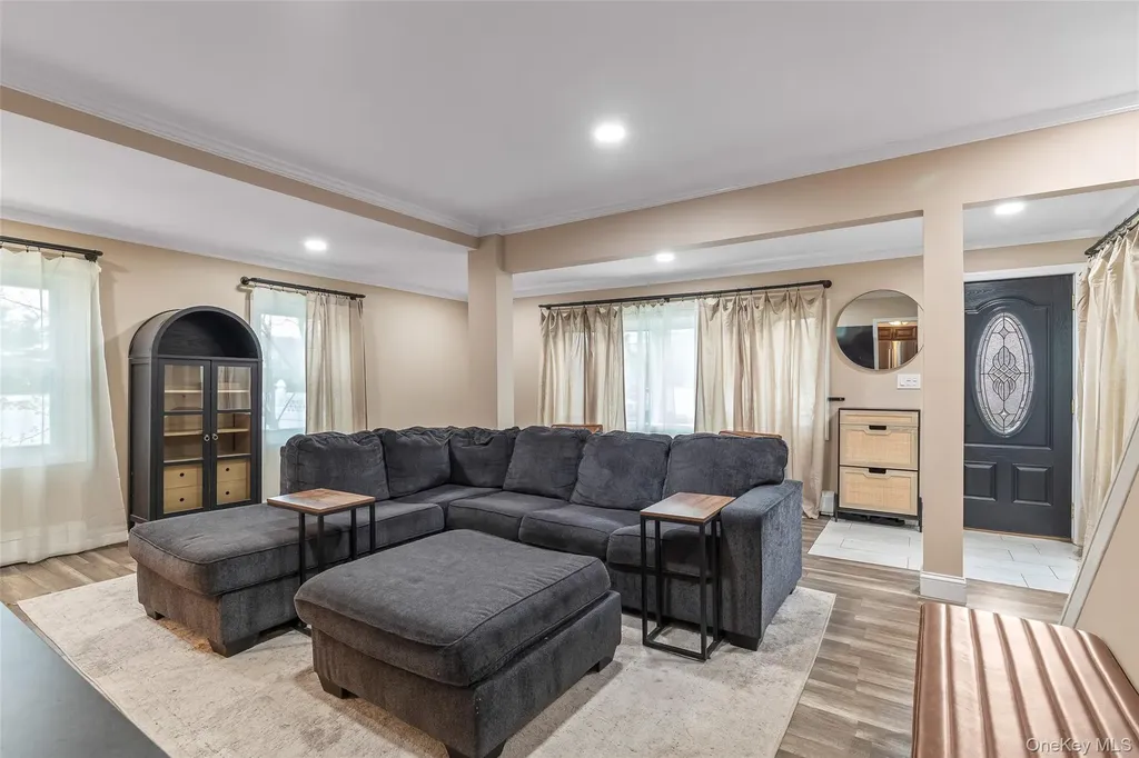 364 S Broadway Lindenhurst NY 11757