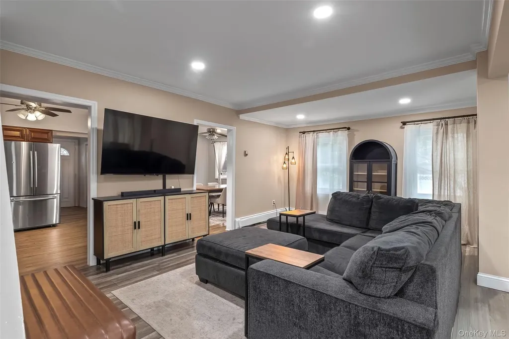 364 S Broadway Lindenhurst NY 11757