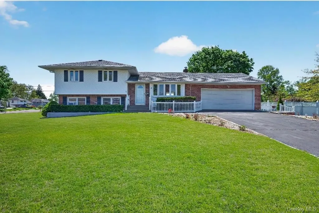 8 Whitebirch Lane Commack NY 11725