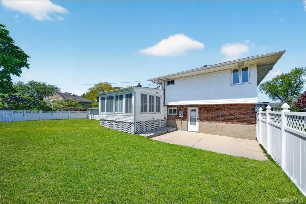 8 Whitebirch Lane Commack NY 11725