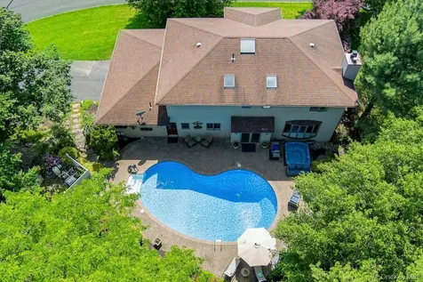22 Peach Street Nanuet NY 10954