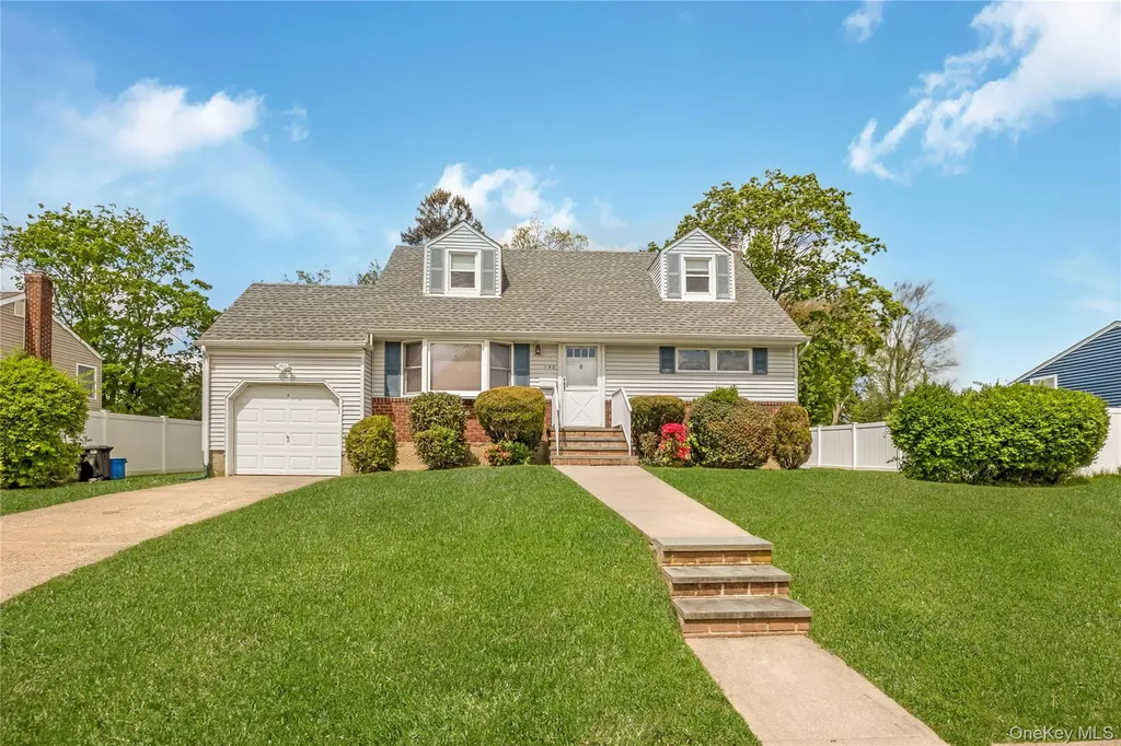 142 Elkton Lane North Babylon NY 11703