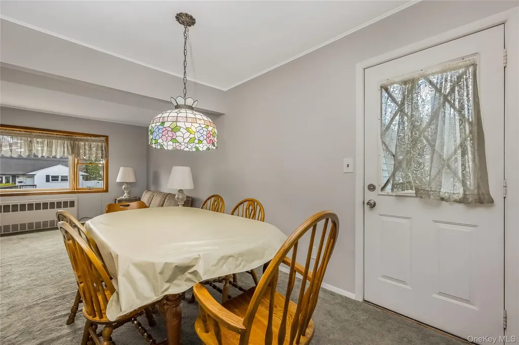 142 Elkton Lane North Babylon NY 11703