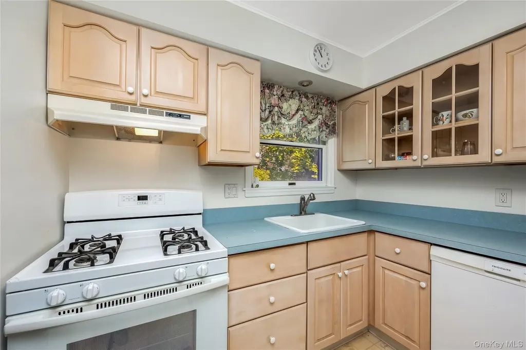 142 Elkton Lane North Babylon NY 11703