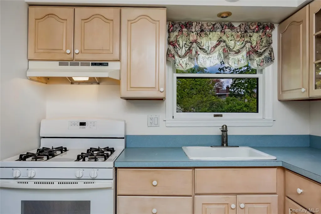 142 Elkton Lane North Babylon NY 11703