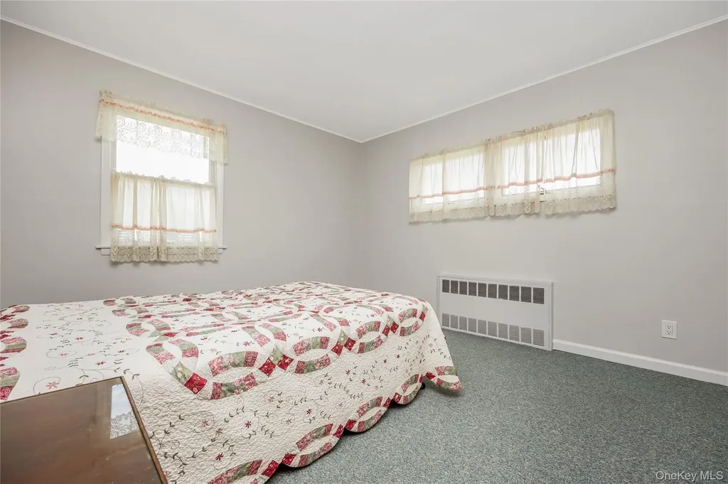 142 Elkton Lane North Babylon NY 11703