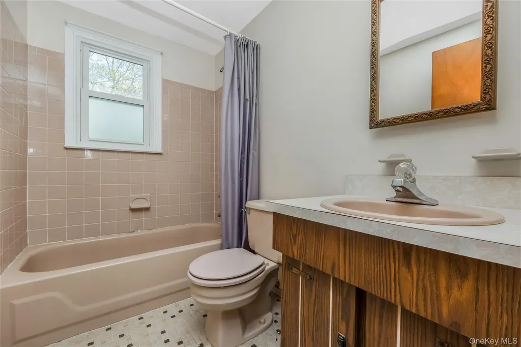 142 Elkton Lane North Babylon NY 11703
