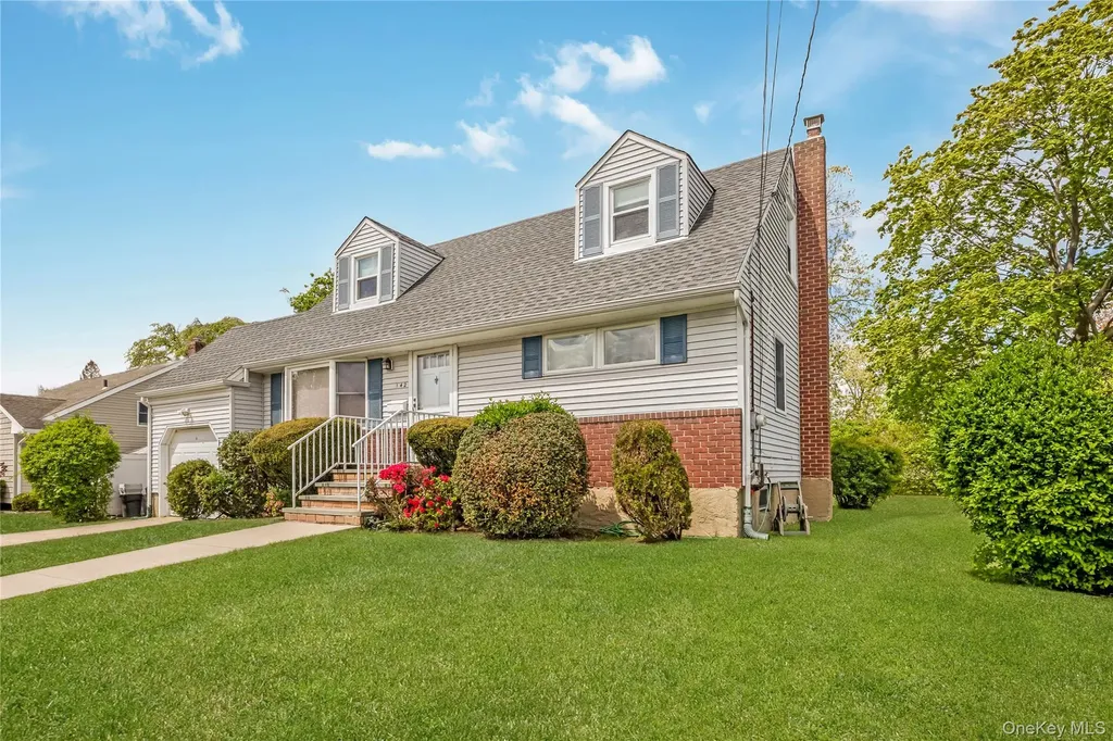 142 Elkton Lane North Babylon NY 11703