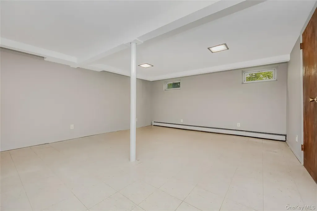142 Elkton Lane North Babylon NY 11703