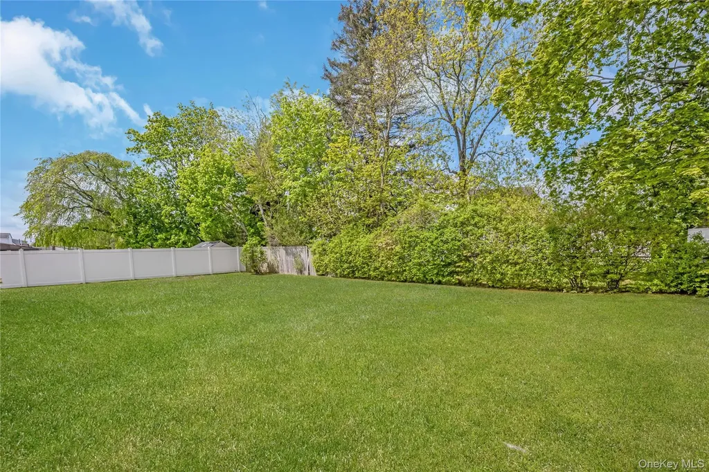 142 Elkton Lane North Babylon NY 11703