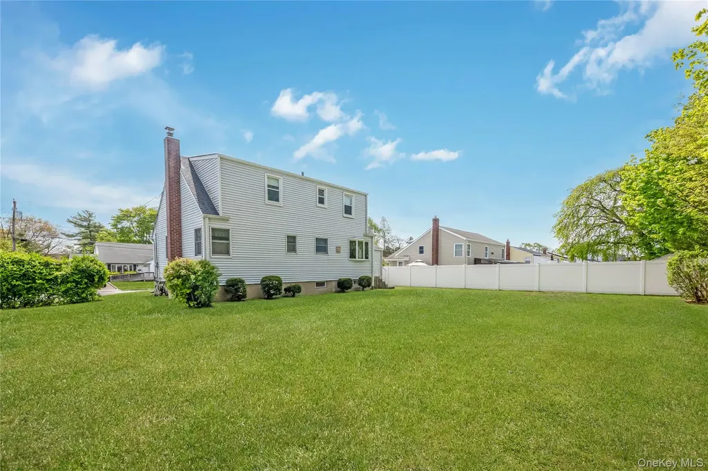 142 Elkton Lane North Babylon NY 11703
