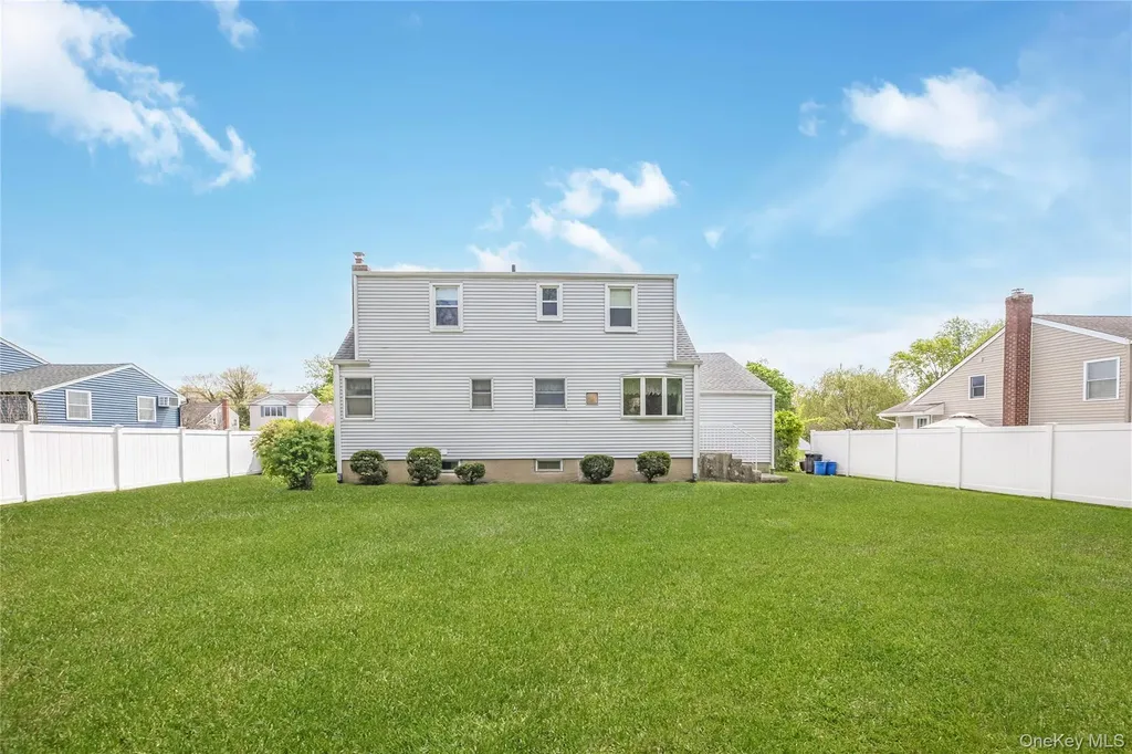 142 Elkton Lane North Babylon NY 11703