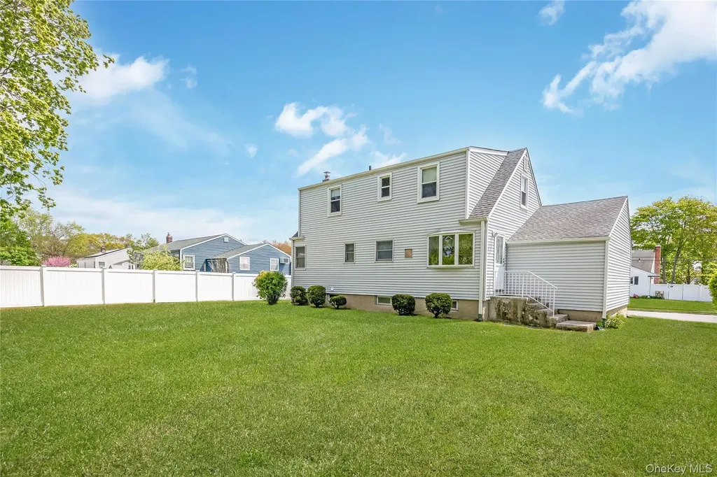 142 Elkton Lane North Babylon NY 11703