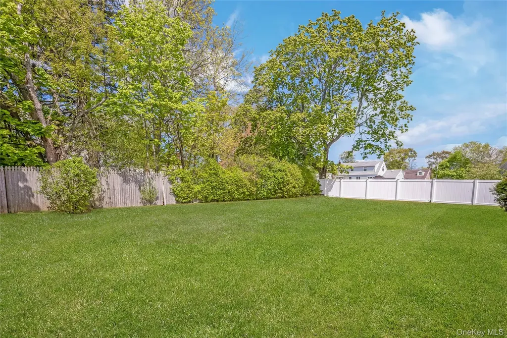 142 Elkton Lane North Babylon NY 11703