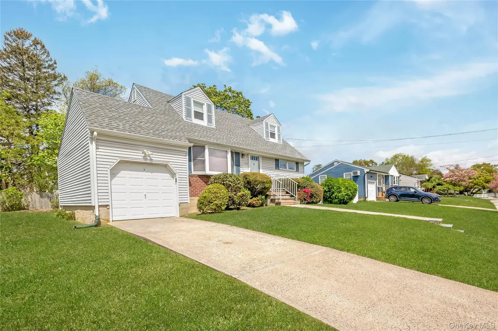 142 Elkton Lane North Babylon NY 11703