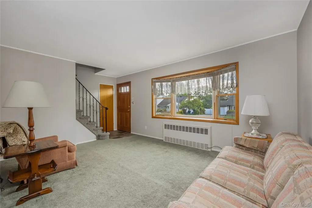 142 Elkton Lane North Babylon NY 11703