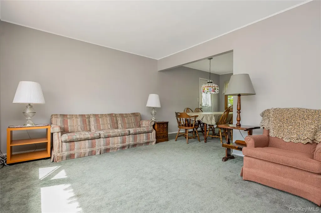 142 Elkton Lane North Babylon NY 11703