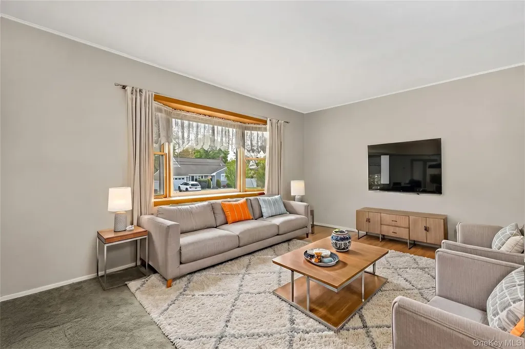 142 Elkton Lane North Babylon NY 11703