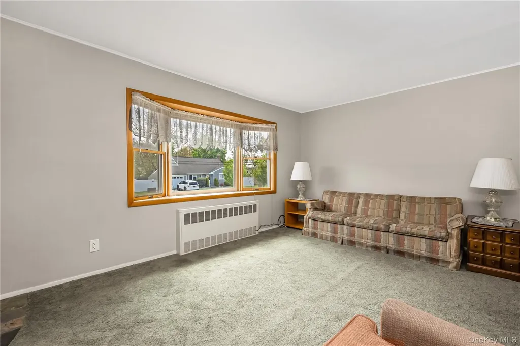 142 Elkton Lane North Babylon NY 11703