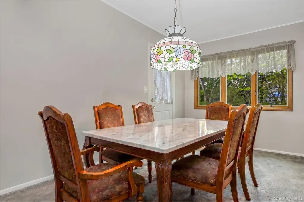 142 Elkton Lane North Babylon NY 11703