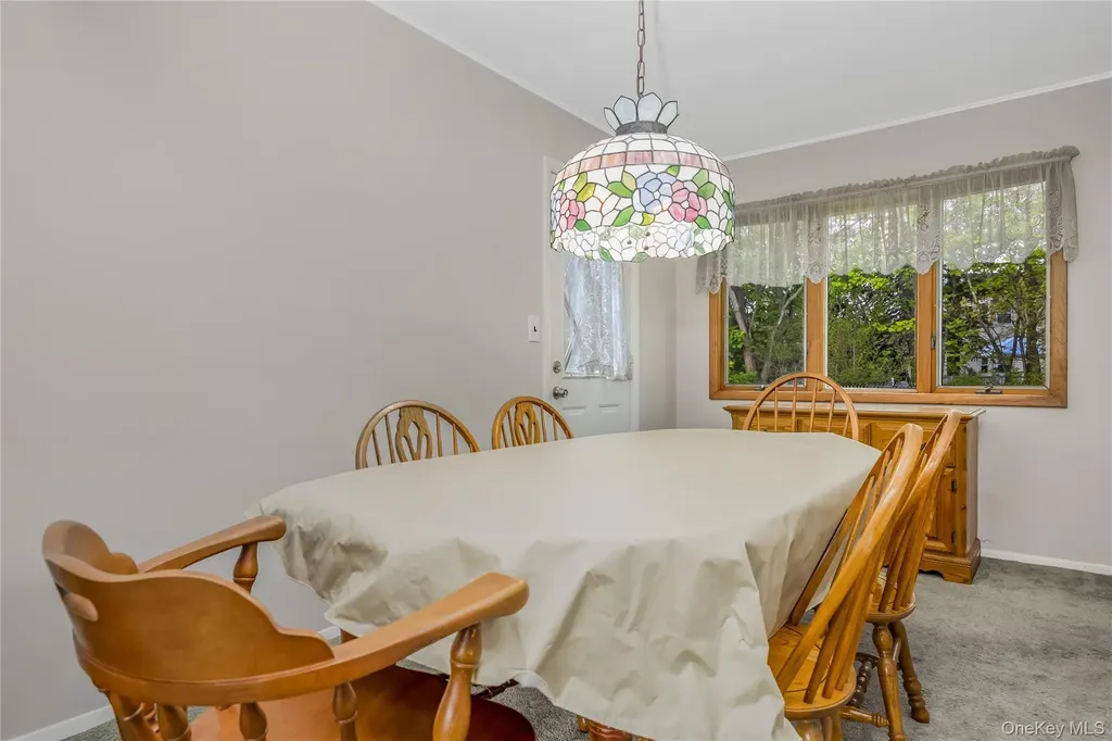 142 Elkton Lane North Babylon NY 11703
