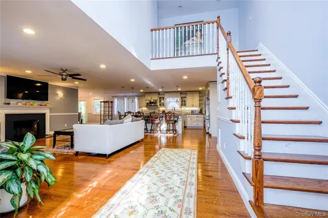 752 Kensington Court Westbury NY 11590