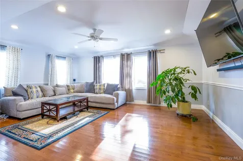 752 Kensington Court Westbury NY 11590