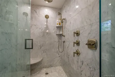 752 Kensington Court Westbury NY 11590
