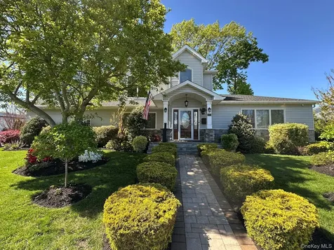 752 Kensington Court Westbury NY 11590