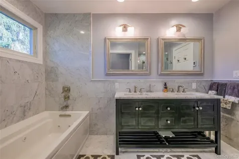 752 Kensington Court Westbury NY 11590
