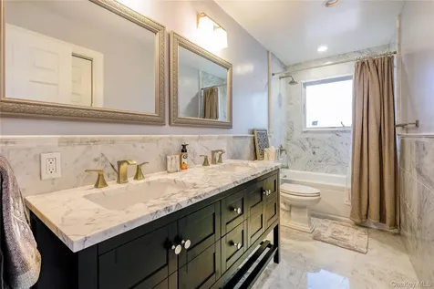 752 Kensington Court Westbury NY 11590
