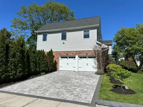 752 Kensington Court Westbury NY 11590