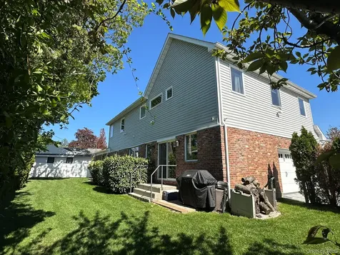 752 Kensington Court Westbury NY 11590