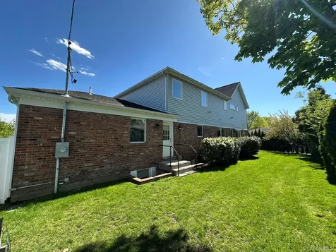 752 Kensington Court Westbury NY 11590