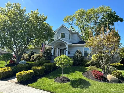 752 Kensington Court Westbury NY 11590