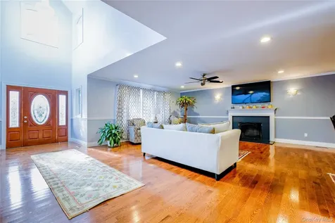 752 Kensington Court Westbury NY 11590