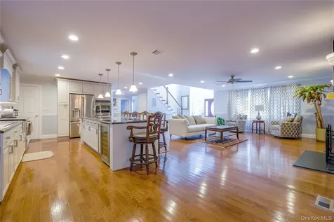 752 Kensington Court Westbury NY 11590