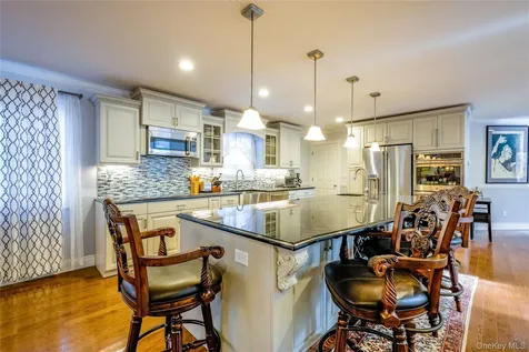 752 Kensington Court Westbury NY 11590