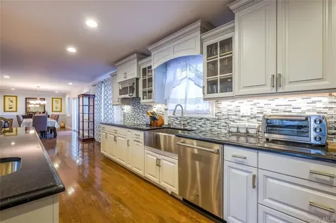 752 Kensington Court Westbury NY 11590