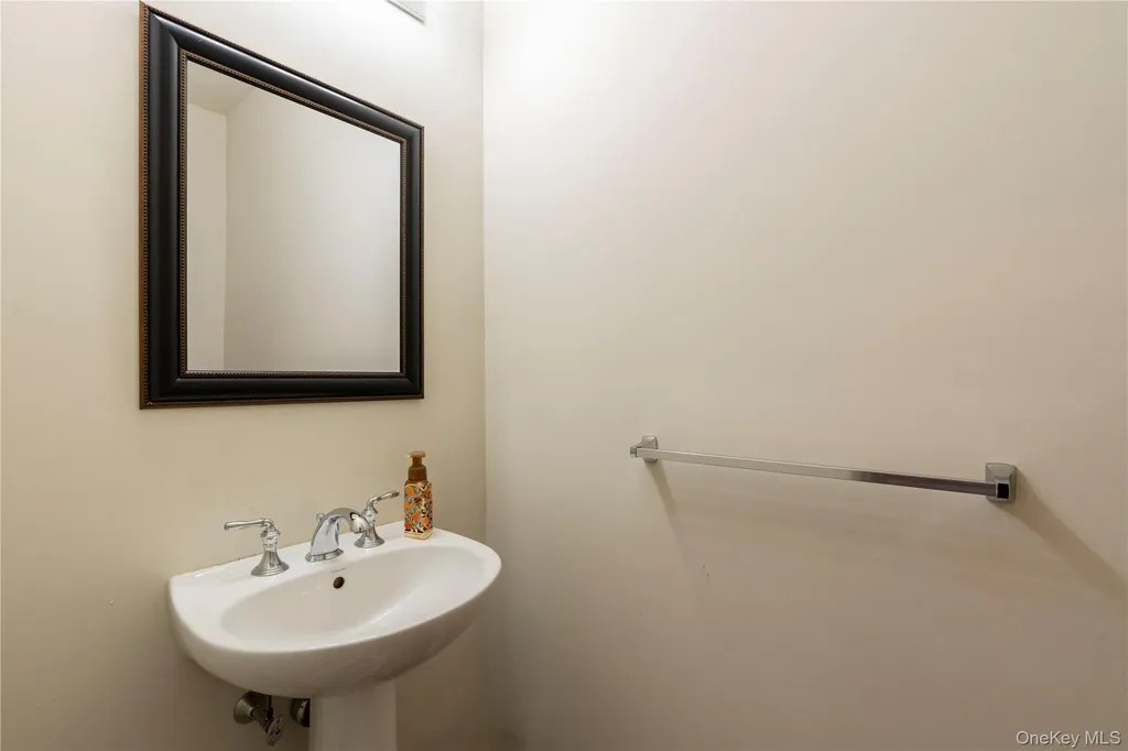 908 Huntington Drive Fishkill NY 12524