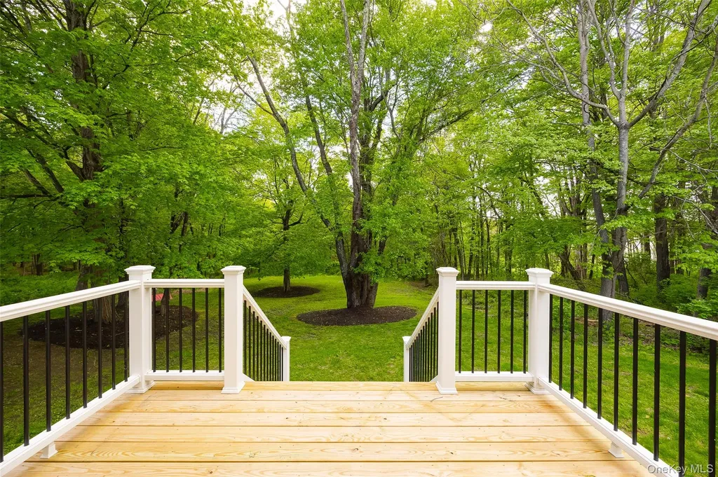 76 Rockledge Drive Pleasant Valley NY 12569