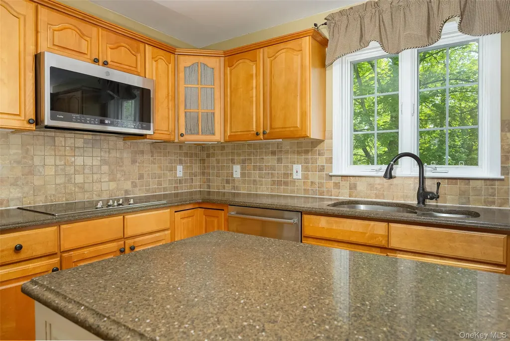 76 Rockledge Drive Pleasant Valley NY 12569