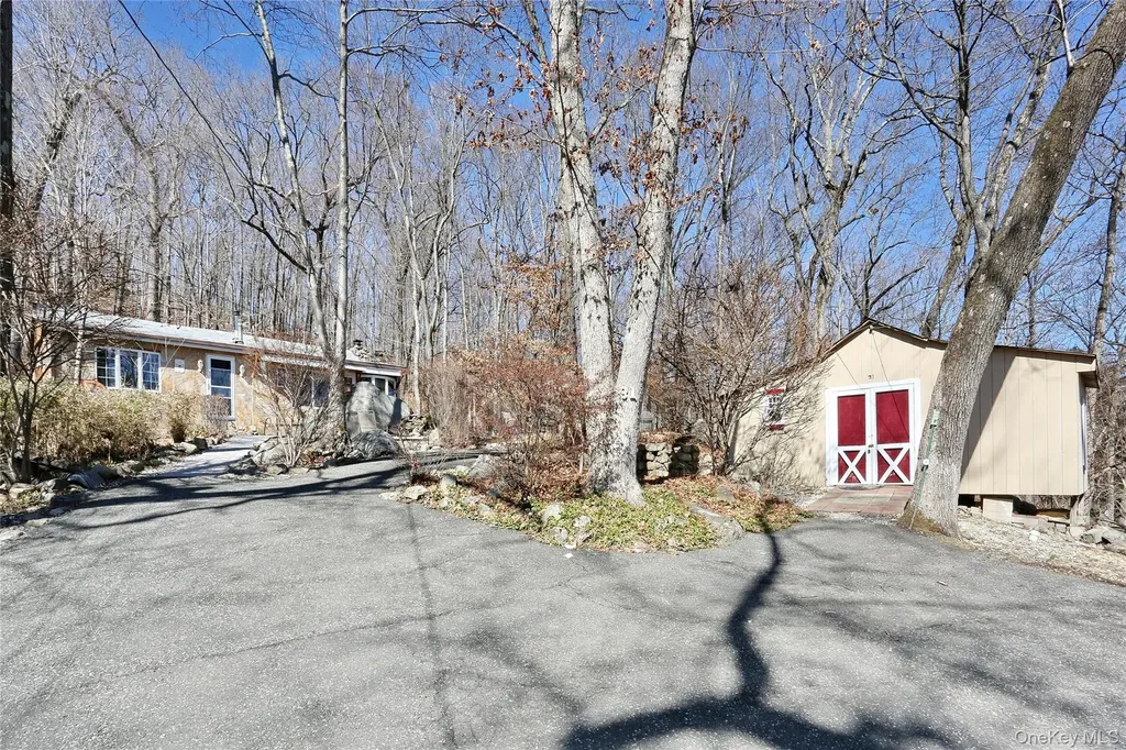 31 Hemlock Hill Lane Montebello NY 10901